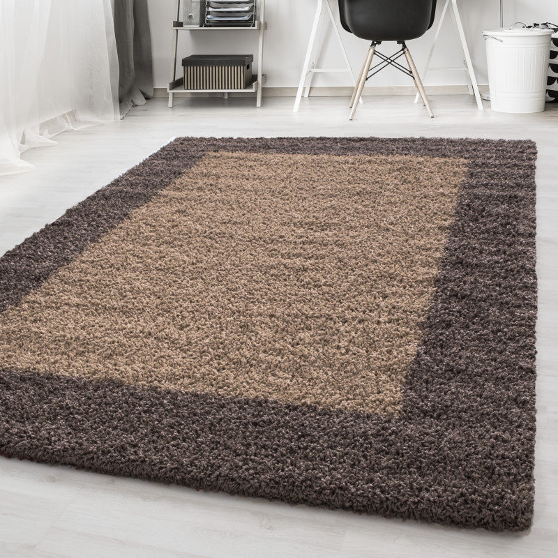 Mila Vloerkleed – Kader Taupe – Hoogpolig & Zacht