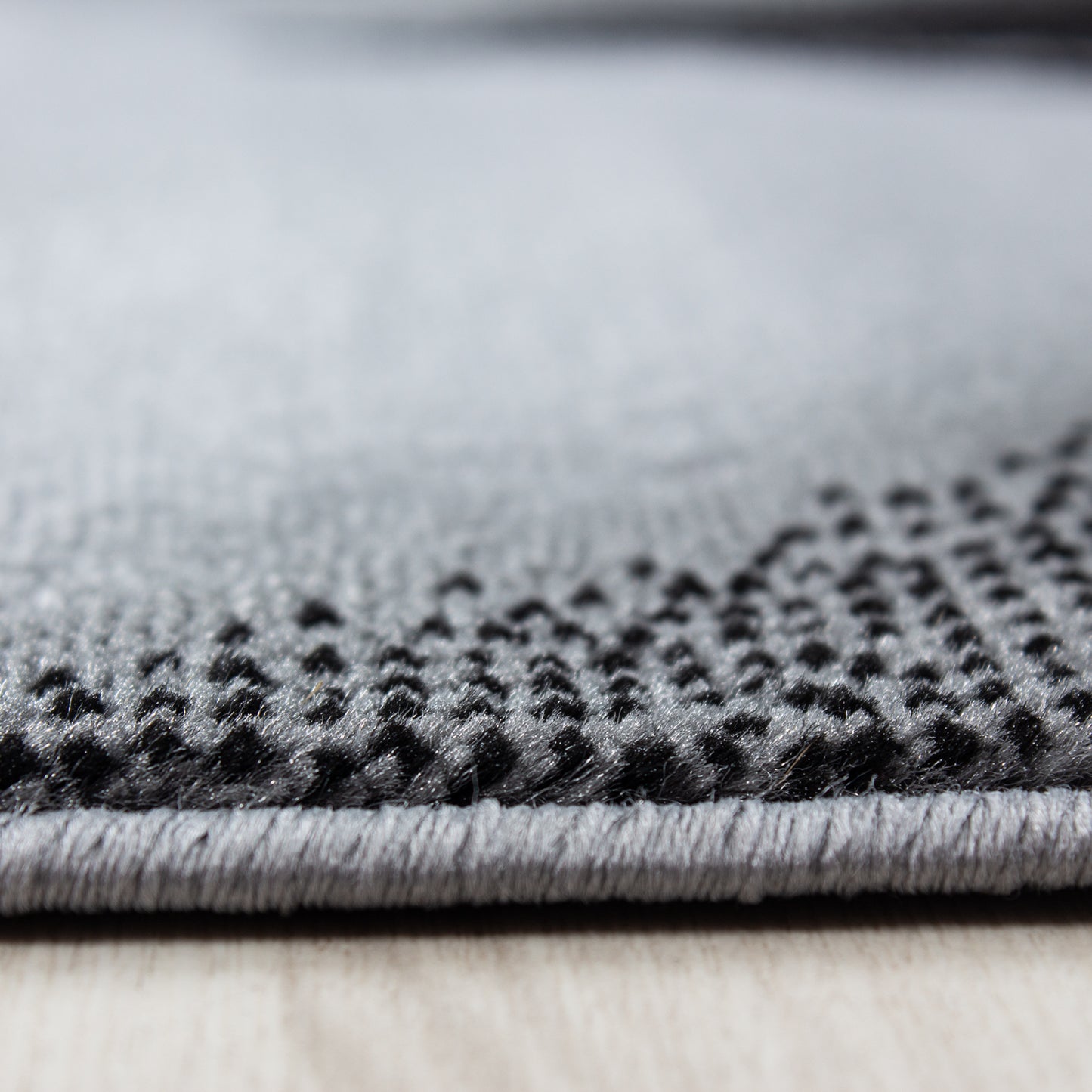 Plus Vloerkleed – Zwart – Golvend 3D Design – Laagpolig