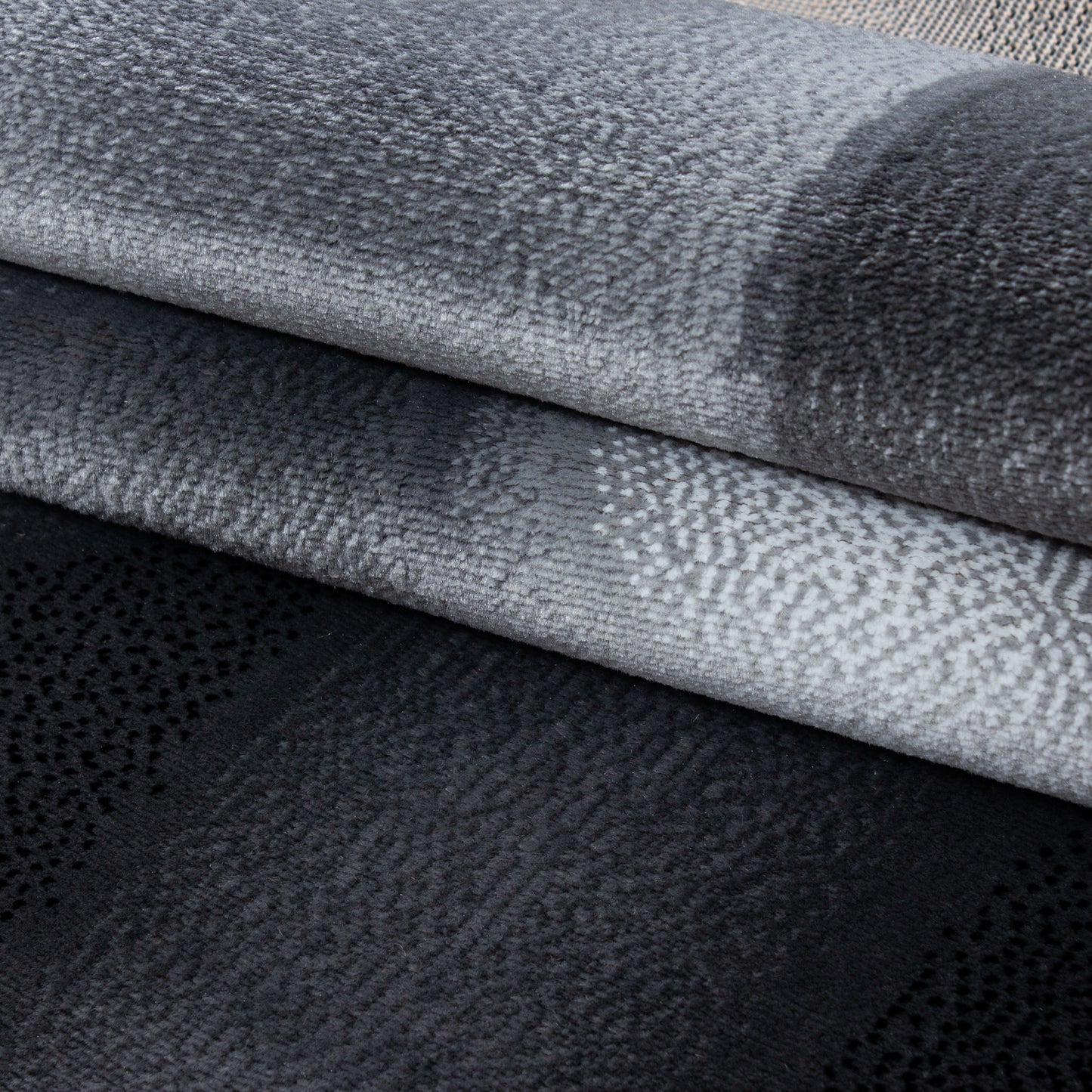Plus Vloerkleed – Zwart – Golvend 3D Design – Laagpolig