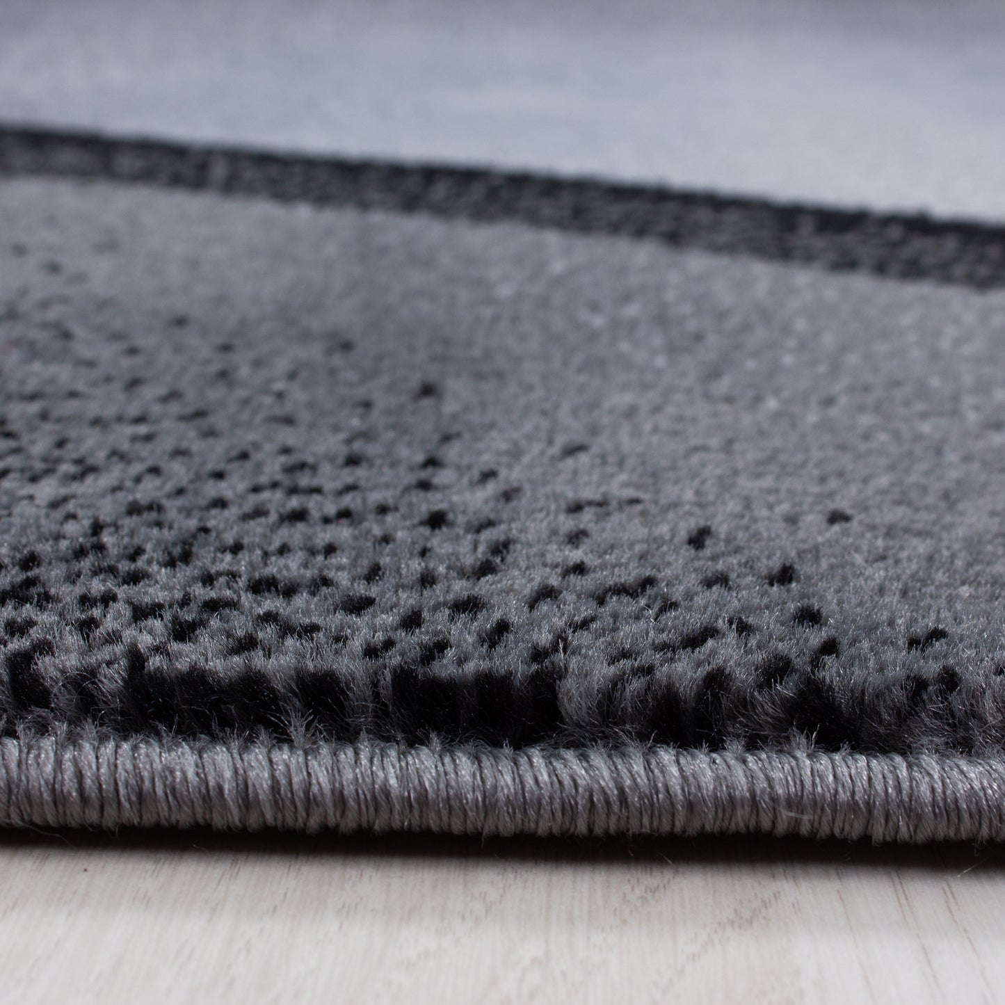 Plus Vloerkleed – Zwart/Antraciet – Golvend 3D Design – Laagpolig