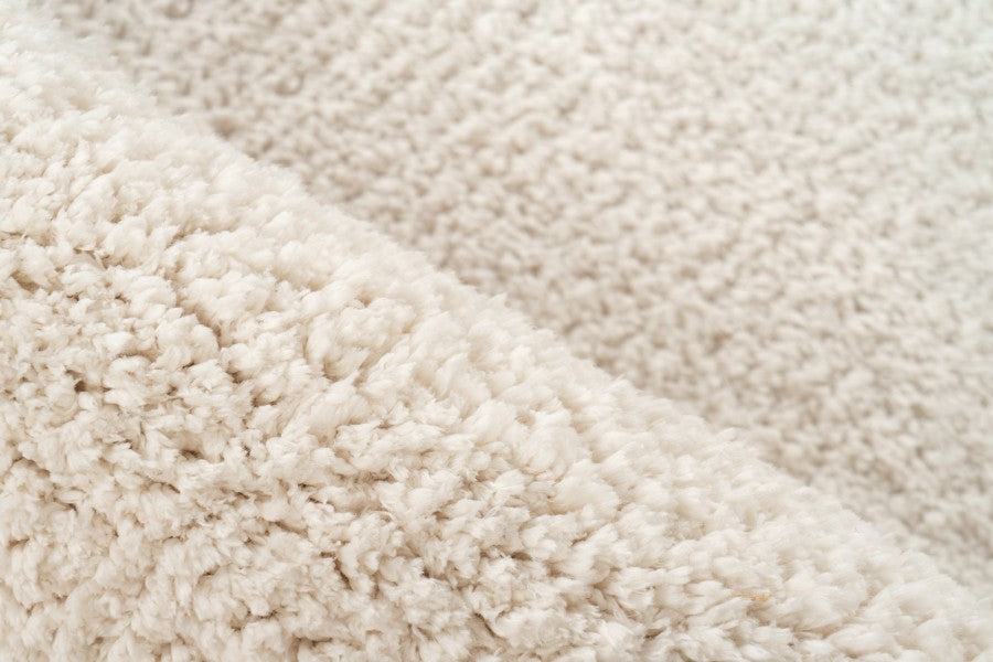 Hoogpolig vloerkleed Dream – Ivory, licht van kleur en zacht aanvoelend