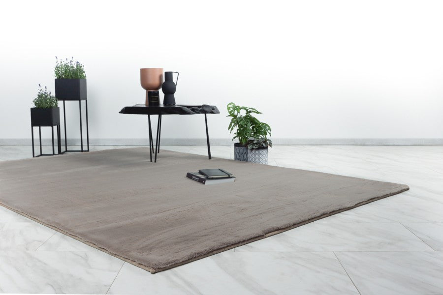 Hoogpolig vloerkleed Emotion – Taupe met een zachte en warme uitstraling