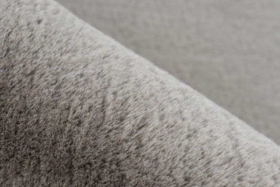 Hoogpolig vloerkleed Emotion – Taupe met een zachte en warme uitstraling