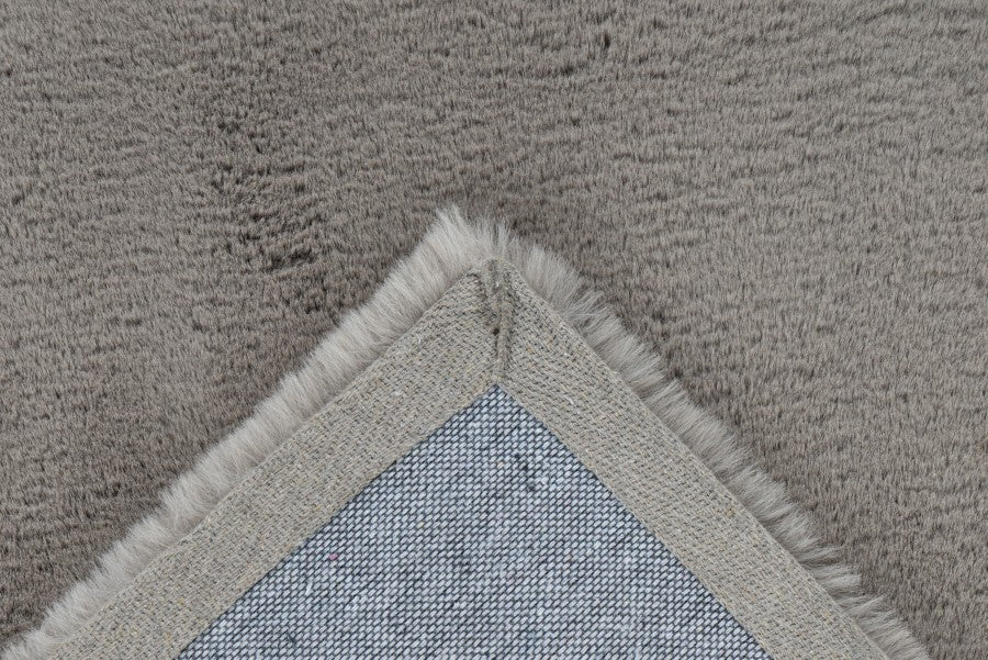 Hoogpolig vloerkleed Emotion – Taupe met een zachte en warme uitstraling
