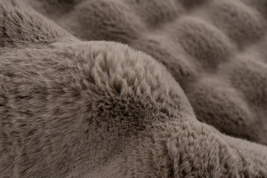 Hoogpolig vloerkleed Harmony – Taupe met zachte ribbelstructuur