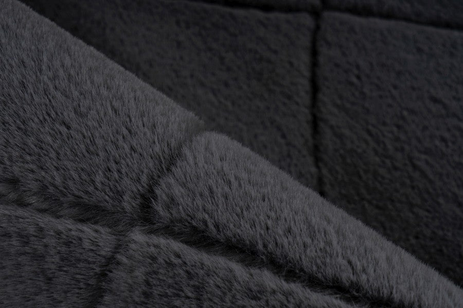 Hoogpolig vloerkleed Impulse – Antraciet met diepe kleur en zacht ruitdesign