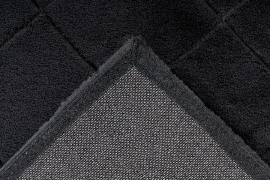 Hoogpolig vloerkleed Impulse – Antraciet met diepe kleur en zacht ruitdesign