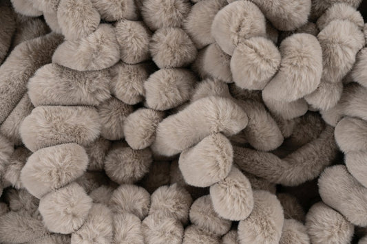 Plush deken – Taupe met zachte ribbelstructuur