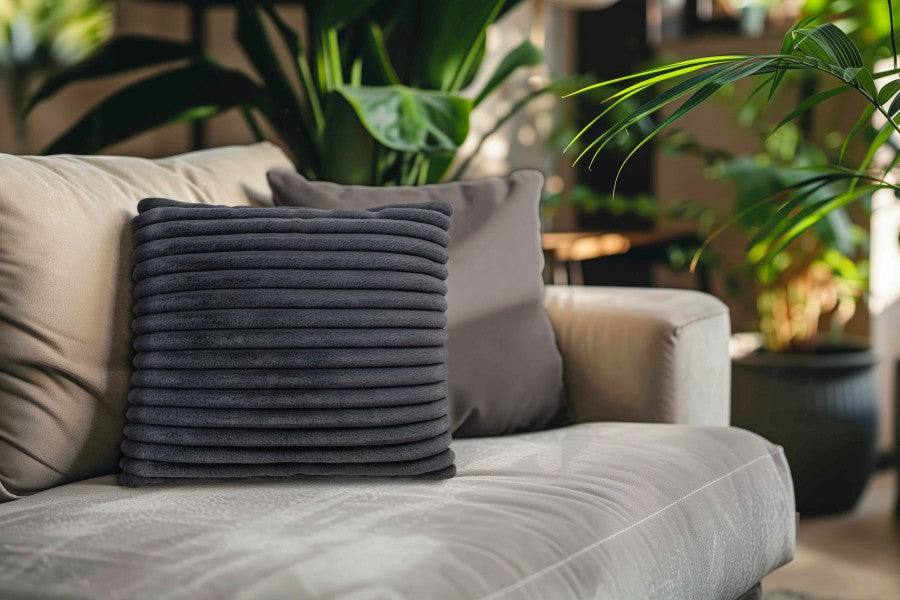 Plush kussen – Antraciet met zachte ribbelstructuur