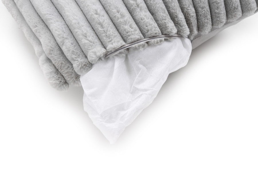 Plush kussen – Zilvergrijs met zachte ribbelstructuur
