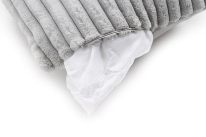 Plush kussen – Zilvergrijs met zachte ribbelstructuur