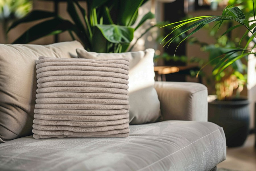 Plush kussen – Taupe met zachte ribbelstructuur