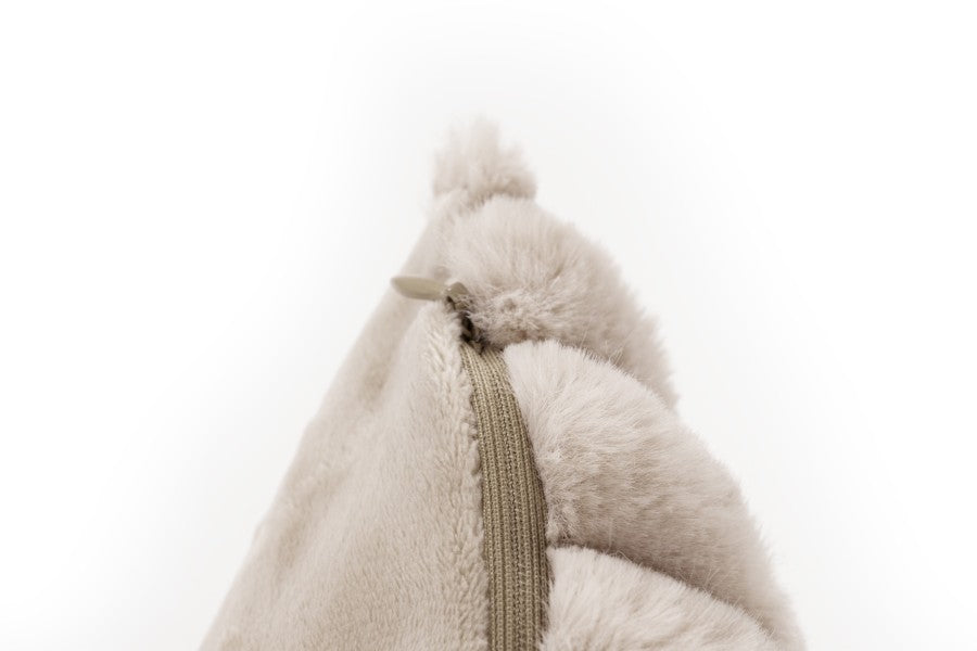 Plush kussen – Taupe met zachte ribbelstructuur