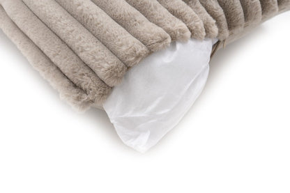 Plush kussen – Taupe met zachte ribbelstructuur