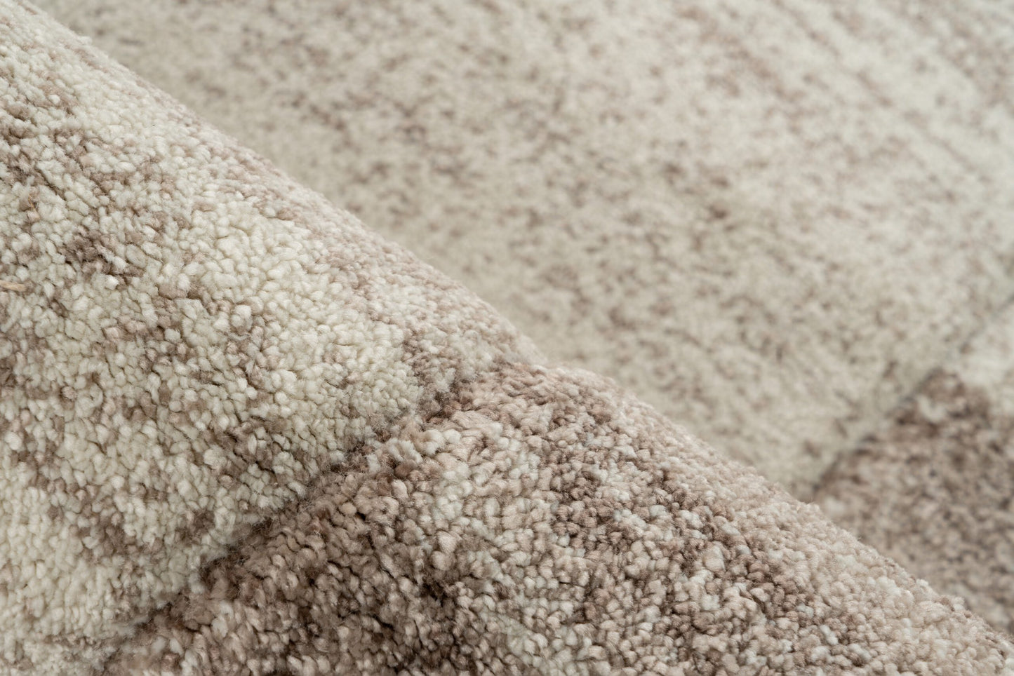 Trendy Carving – Beige kader structuur – Laagpolig vloerkleed